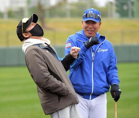 日本ハム・新庄監督が爆笑　中日・井上監督と試合前に談笑　５３歳の同年代