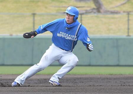 　１回、打者・清宮の時、一走・松本剛がスタート。一、二塁間に挟まれる間に三走・水谷が生還（撮影・佐藤厚）