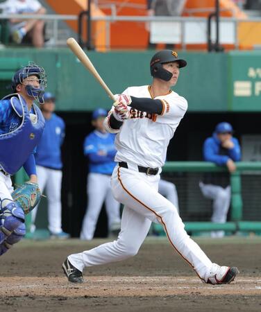 　７回、右越えに２ランを放つ秋広（撮影・西岡正）