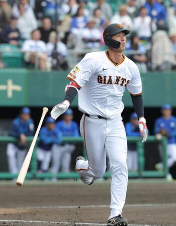 　７回、右越えに２ランを放つ秋広（撮影・西岡正）