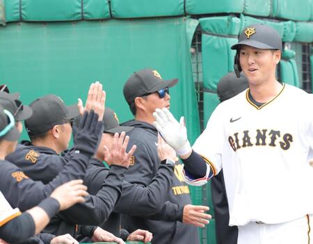 　９回、サヨナラ本塁打を放ち、阿部監督（左）らに祝福される秋広（撮影・西岡正）