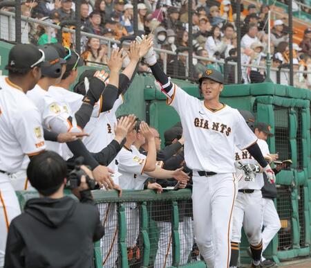 　７回、２ランを放ち、ナインとタッチを交わす秋広（撮影・西岡正）