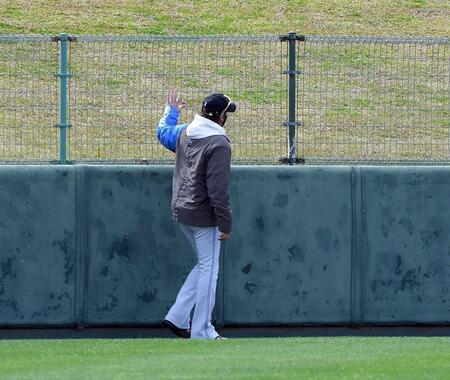 　試合前、レフトのフェンスと金網をチェックする新庄監督（撮影・佐藤厚）