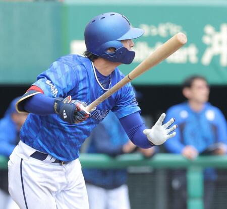 　４回、左前打を放つ度会（撮影・西岡正）