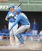 　１回、打者・清宮の時、一走・松本剛がスタート。一、二塁間に挟まれる間に三走・水谷が生還（撮影・佐藤厚）