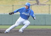 　１回、打者・清宮の時、一走・松本剛がスタート。一、二塁間に挟まれる間に三走・水谷が生還（撮影・佐藤厚）