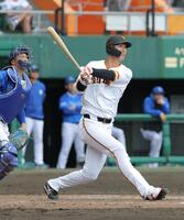 　７回、右越えに２ランを放つ秋広（撮影・西岡正）