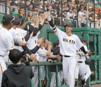 　７回、２ランを放ち、ナインとタッチを交わす秋広（撮影・西岡正）