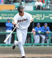 　９回、右越えにサヨナラ本塁打を放つ秋広（撮影・西岡正）