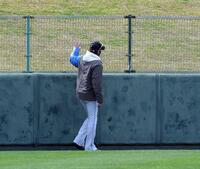 　試合前、レフトのフェンスと金網をチェックする新庄監督（撮影・佐藤厚）