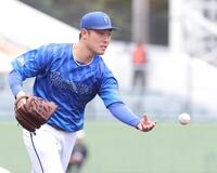 　１回、中山の打球を捕球し、一塁へ送球する庄司（撮影・西岡正）