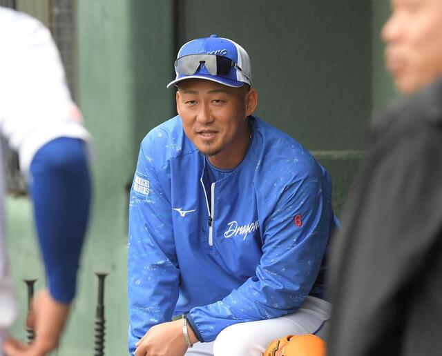 中日・中田翔が日本ハム時代の元同僚と談笑 古巣の公式SNSも「中田