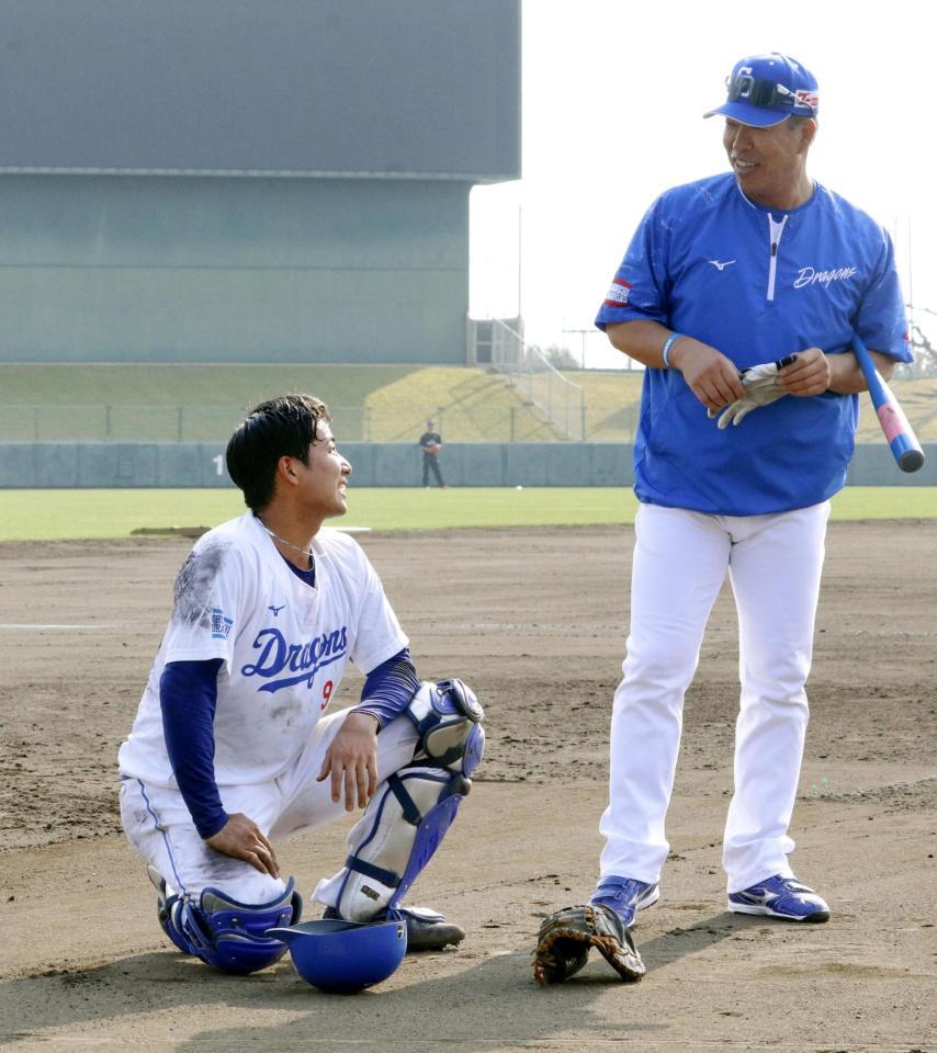 　井上監督（右）のノックを終え話をする石伊