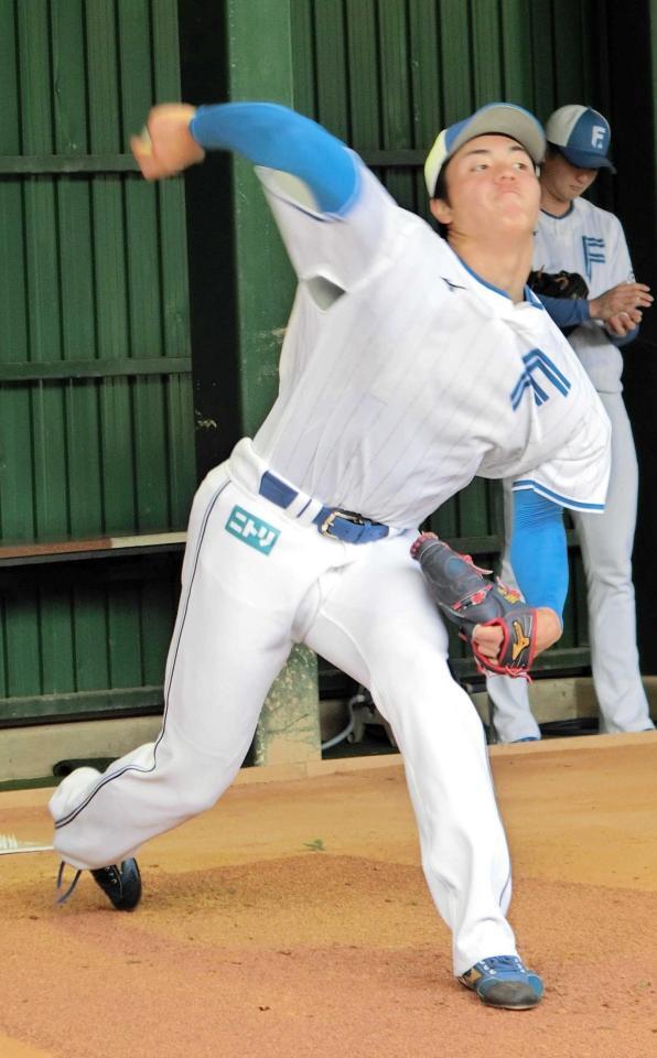 　初めてブルペンで座った捕手に投球する柴田