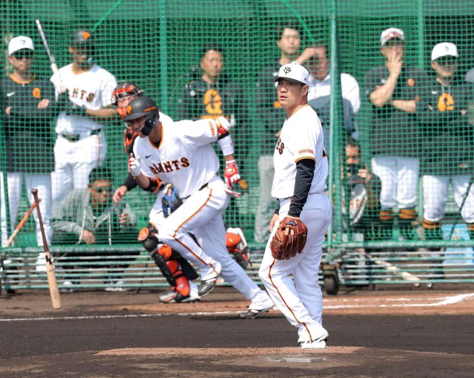 　ライブＢＰに登板し、坂本（左）を遊ゴロに打ち取る田中将（撮影・西岡正）