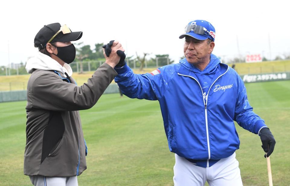 　がっちりと握手する新庄監督（左）と井上監督（撮影・佐藤厚）