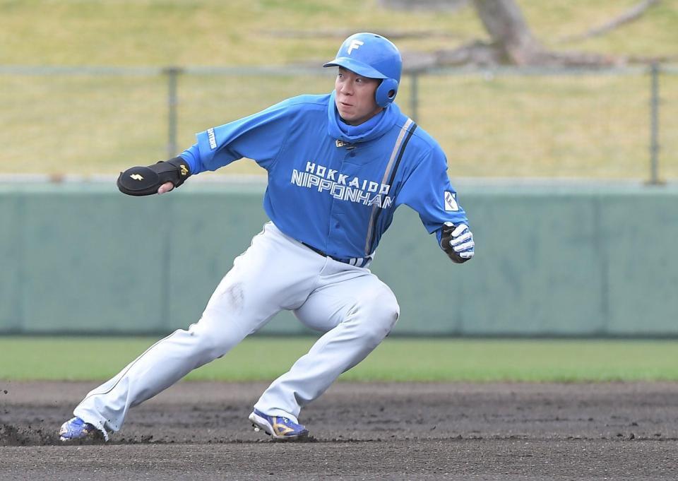 　１回、打者・清宮の時、一走・松本剛がスタート。一、二塁間に挟まれる間に三走・水谷が生還（撮影・佐藤厚）