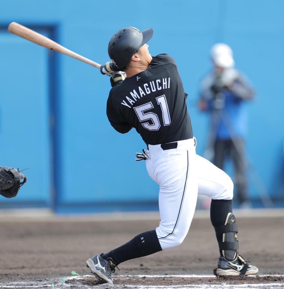 　６回、左越えに２ランを放つ山口（撮影・吉澤敬太）