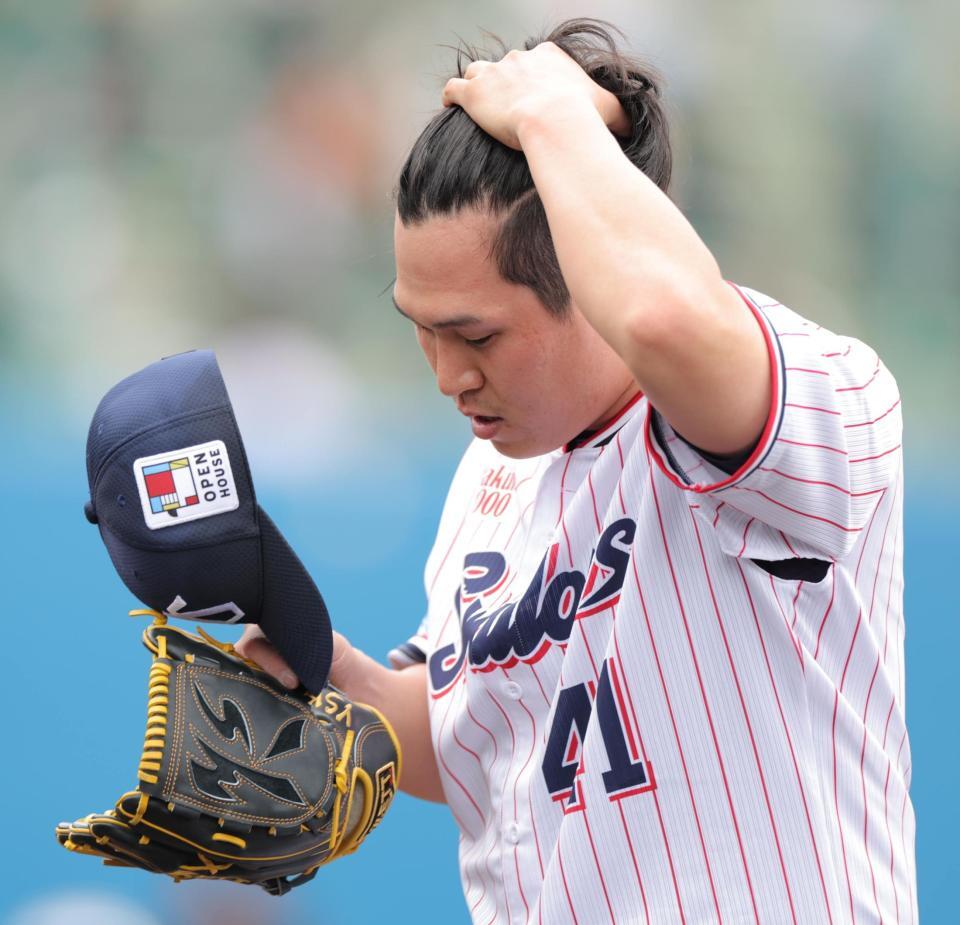 　失点を重ね浮かない表情の矢崎（撮影・吉澤敬太）