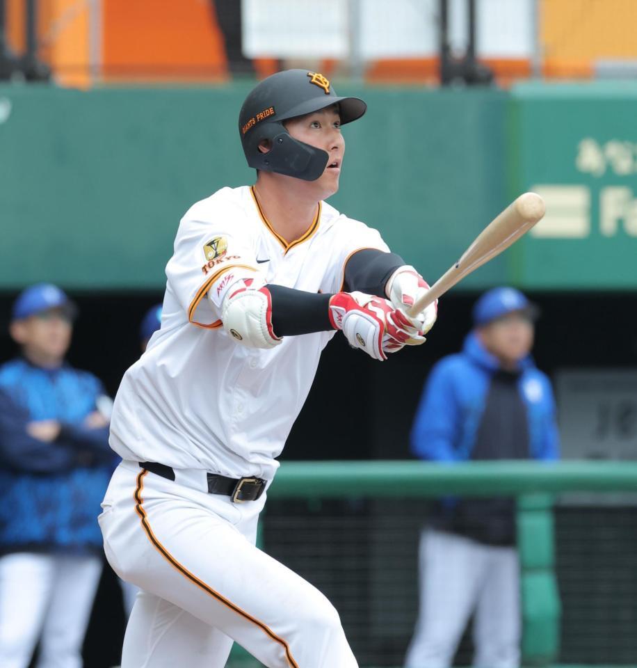 　９回、右越えにサヨナラ本塁打を放つ秋広（撮影・西岡正）