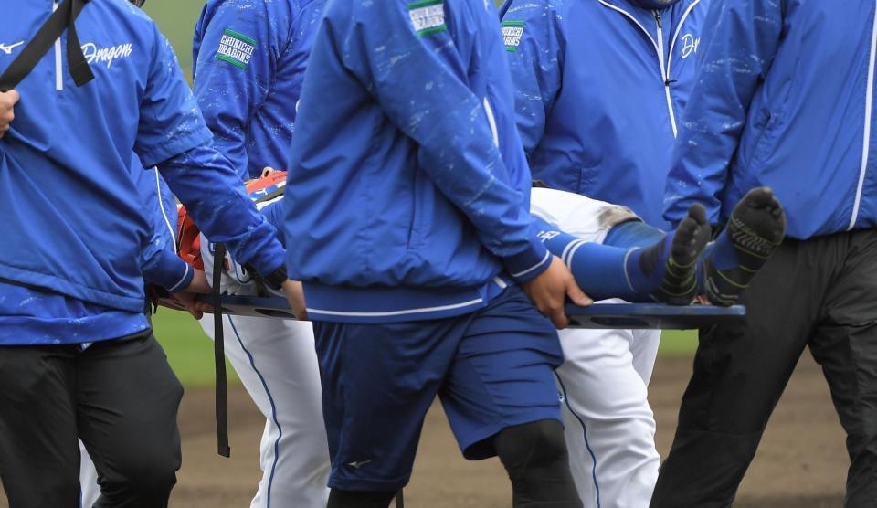 　８回、マルティネスの打球を追ってフェンスに激突し、担架で運ばれる樋口（撮影・佐藤厚）