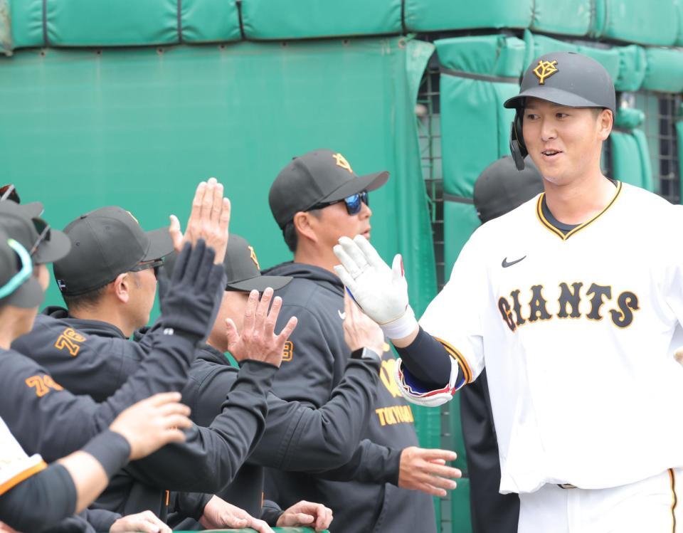 　９回、サヨナラ本塁打を放ち、阿部監督（左）らに祝福される秋広（撮影・西岡正）