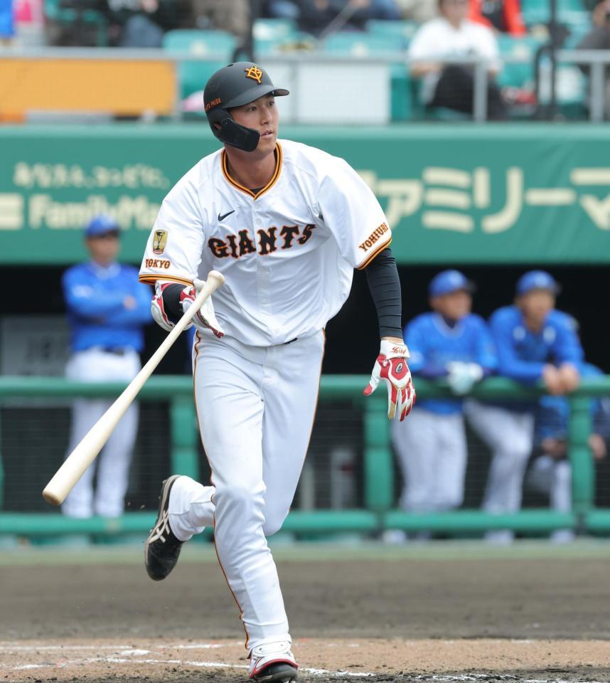 　９回、右越えにサヨナラ本塁打を放つ秋広（撮影・西岡正）