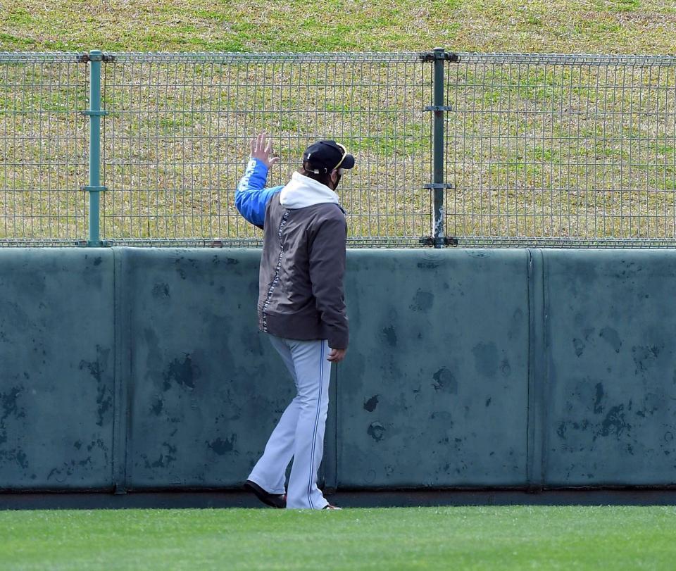 　試合前、レフトのフェンスと金網をチェックする新庄監督（撮影・佐藤厚）