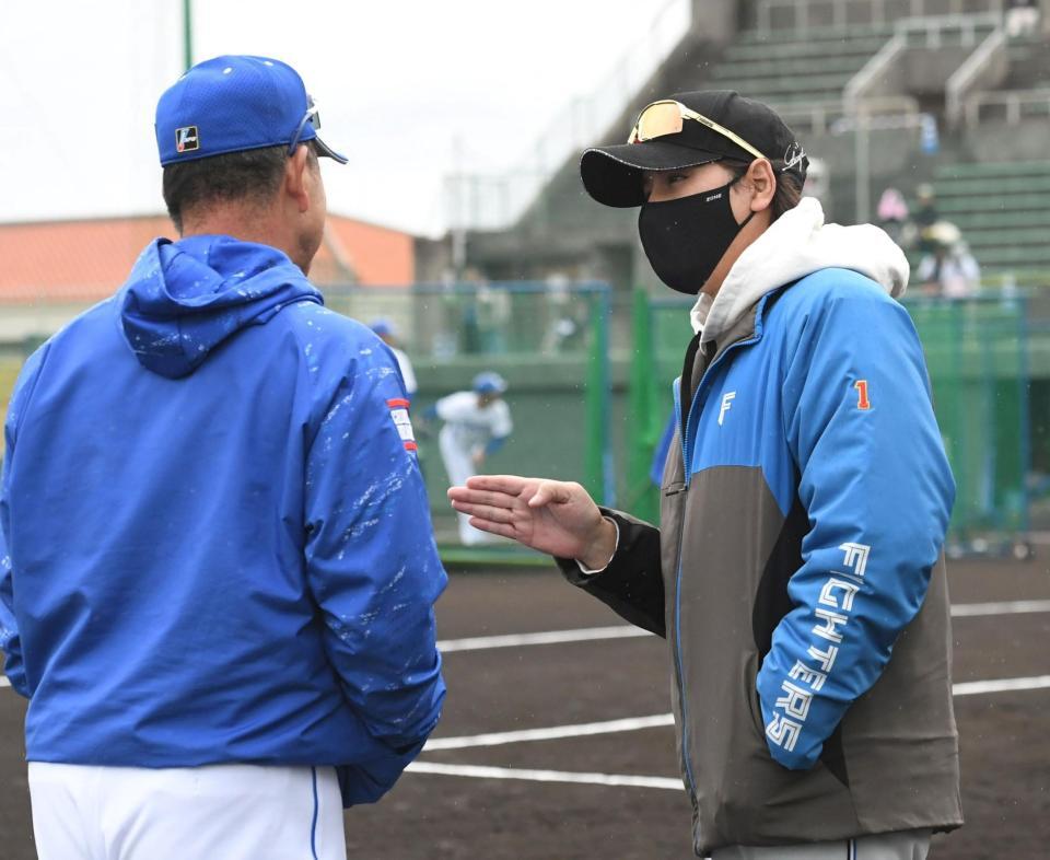 　井上監督（左）と話し込む新庄監督（撮影・佐藤厚）