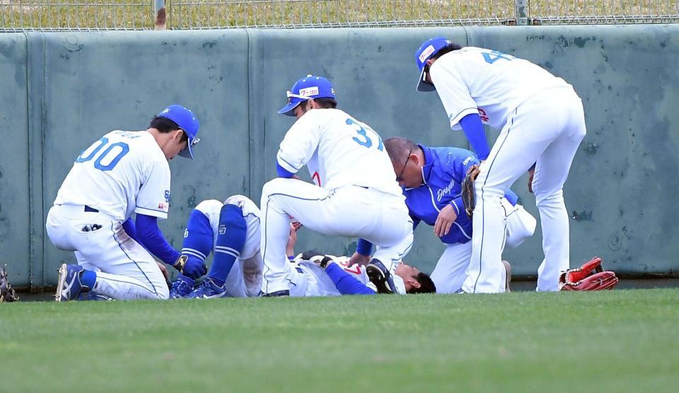 　８回、マルティネスの打球を追ってフェンスに激突し倒れ込む樋口（撮影・佐藤厚）