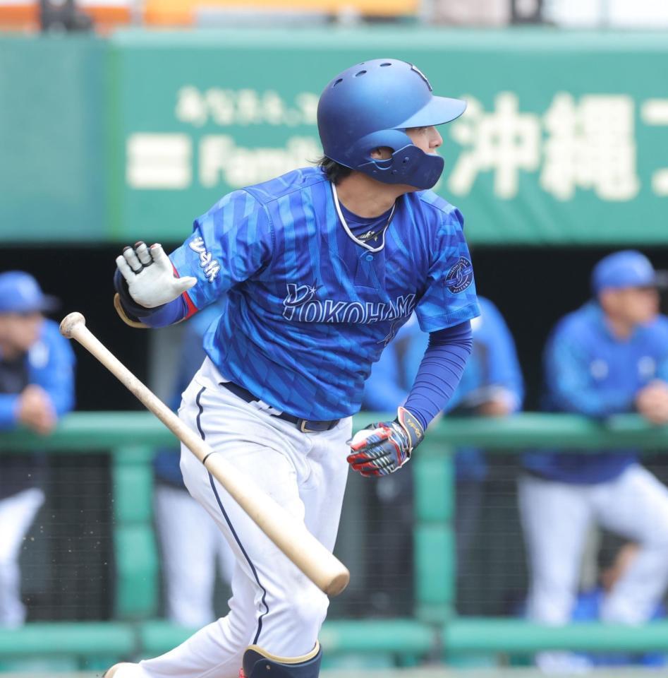 　４回、左前打を放つ度会（撮影・西岡正）