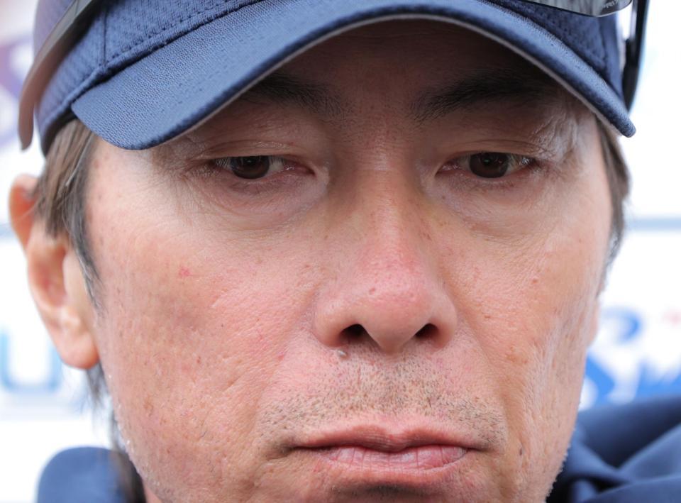 　奥川のコンディショニング不良に表情を曇らせる高津監督（撮影・吉澤敬太）
