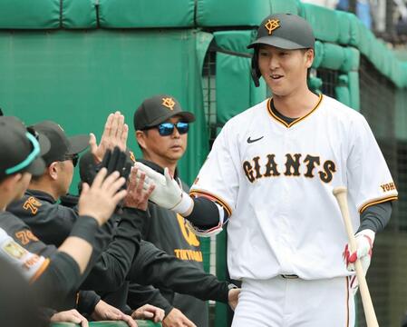 　サヨナラ本塁打を放ち阿部監督（左から２人目）とタッチをかわす秋広