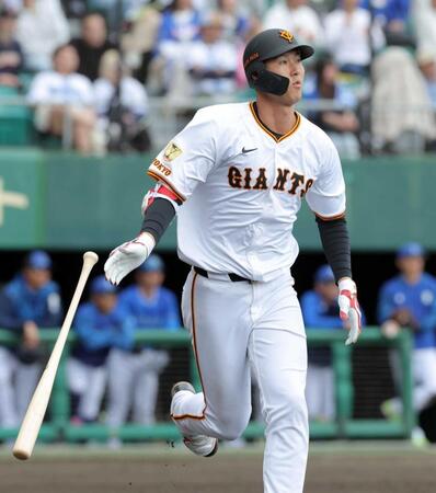 　７回、２ランを放つ秋広