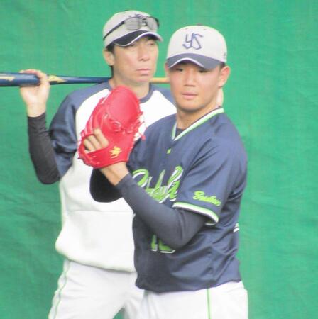 　高津監督が見守る中、ブルペンで投球をする奥川＝２日