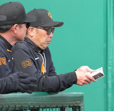 　７回、選手名鑑を見ながら確認する阿部監督（撮影・西岡正）