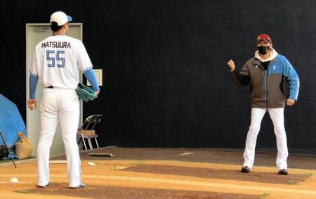 【写真】巨人が獲得した日本ハム・松浦 キャンプでは新庄監督が身ぶり交え熱心にアドバイスも