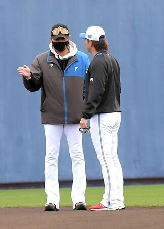 　宮西（右）と話す新庄監督（撮影・佐藤厚）