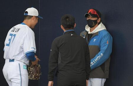 　古林睿煬（左）に話しかける新庄監督（撮影・佐藤厚）