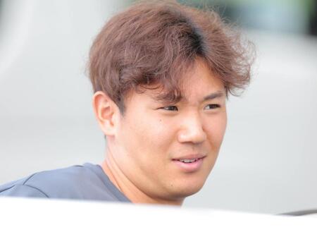 　昼過ぎに車に乗り球場を後にする奥川（撮影・吉澤敬太）