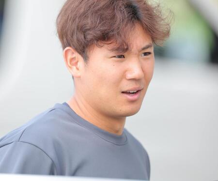 　昼過ぎに車に乗り球場を後にする奥川（撮影・吉澤敬太）