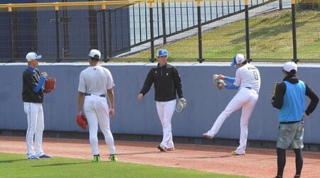 　フェンス際の打球処理を練習する（左から）森本コーチ、万波、松本剛、浅間（撮影・佐藤厚）