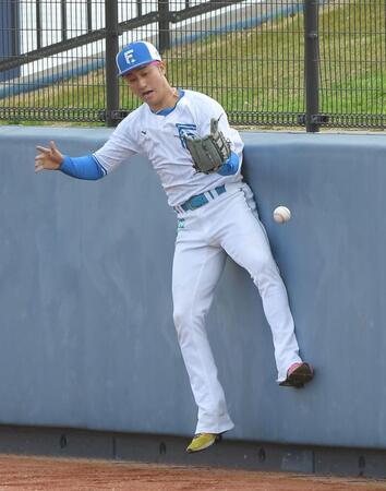 　フェンス際の打球処理を練習する浅間（撮影・佐藤厚）