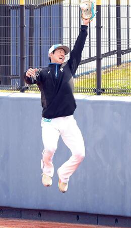 　フェンス際の打球処理を練習する松本剛（撮影・佐藤厚）