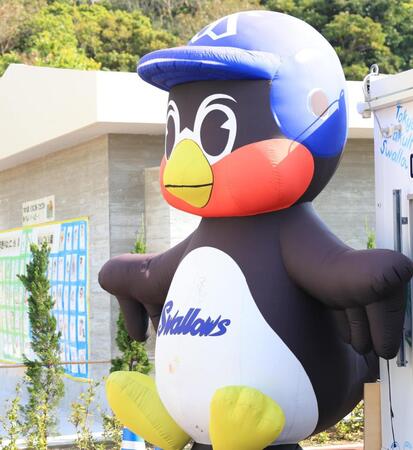 　復帰を願う子どもたちが描いた絵が並ぶ横で風に揺れる大きなつば九郎のバルーン（撮影・吉澤敬太）