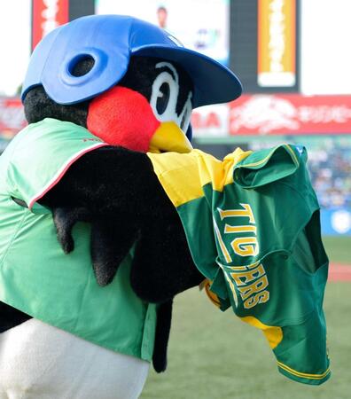 　袖だけ通して「ウル虎の夏」ユニホームを着用したつば九郎＝１４年８月