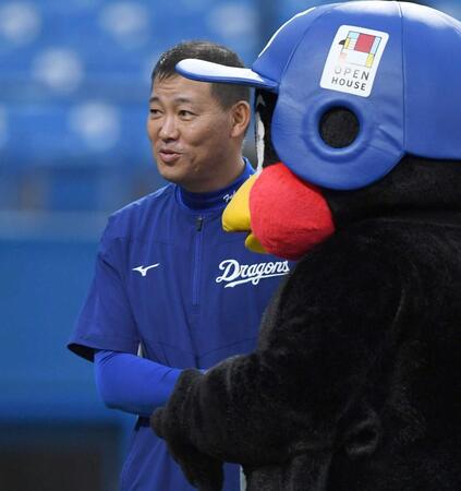 　試合前の練習中、つば九郎（右）と握手を交わす中日・福留＝２２年９月