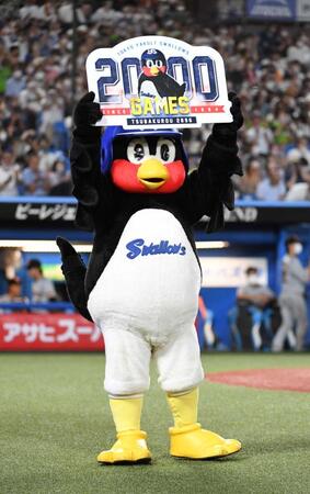 　史上１羽目の２０００試合出場を達成したつば九郎＝２２年８月