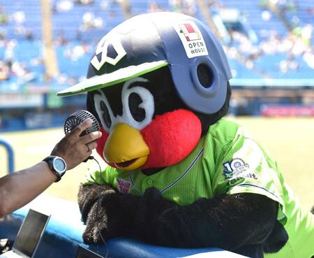 　あまりの暑さにハンディファンで涼むつば九郎＝２２年６月