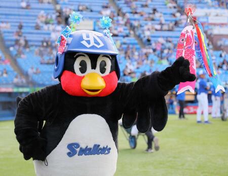 　こどもの日バージョンで登場した、つば九郎＝２４年５月